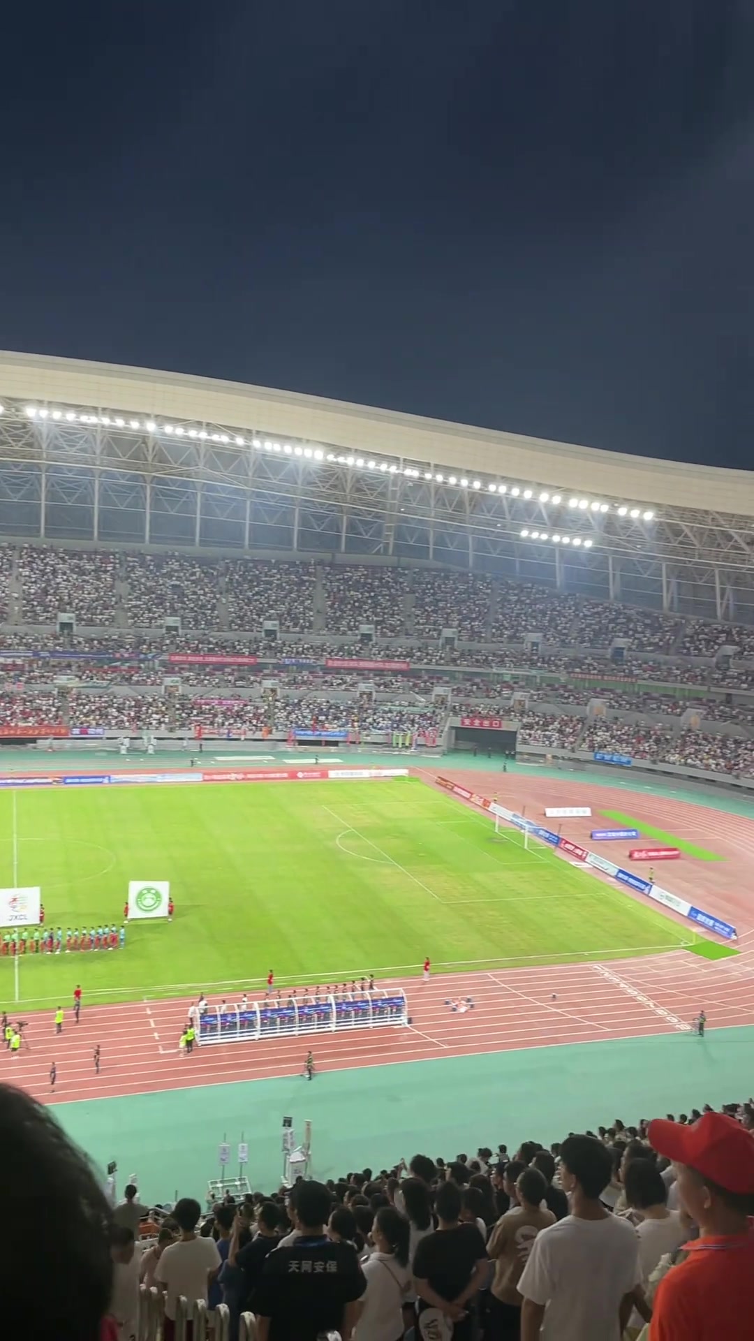 包含足球盛宴继续上演，球迷热情无限的词条