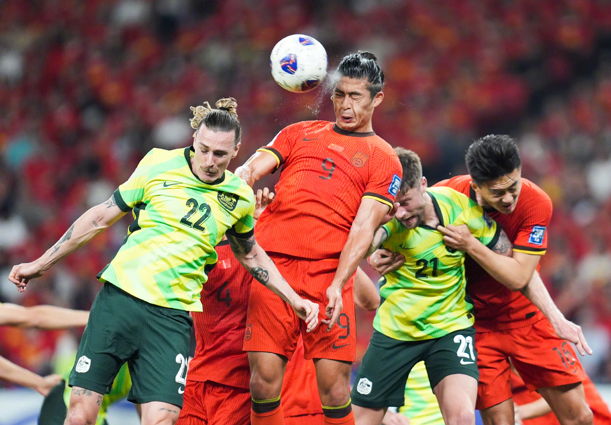 观众们在比赛中情绪高涨，全情投入