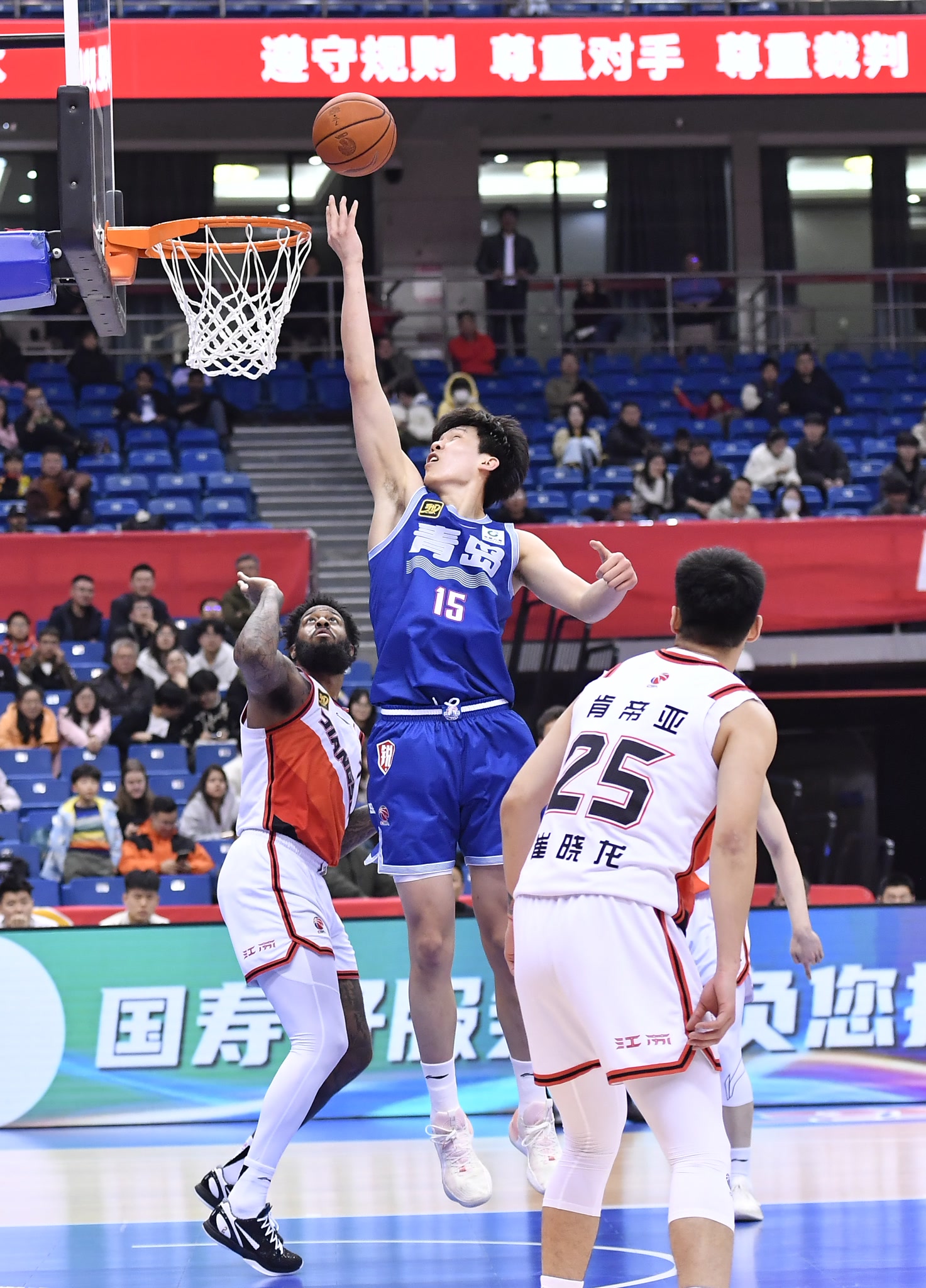 江苏男篮在主场击败广东队,取得关键胜利 江苏男篮在主场击败广东队,取得关键胜利