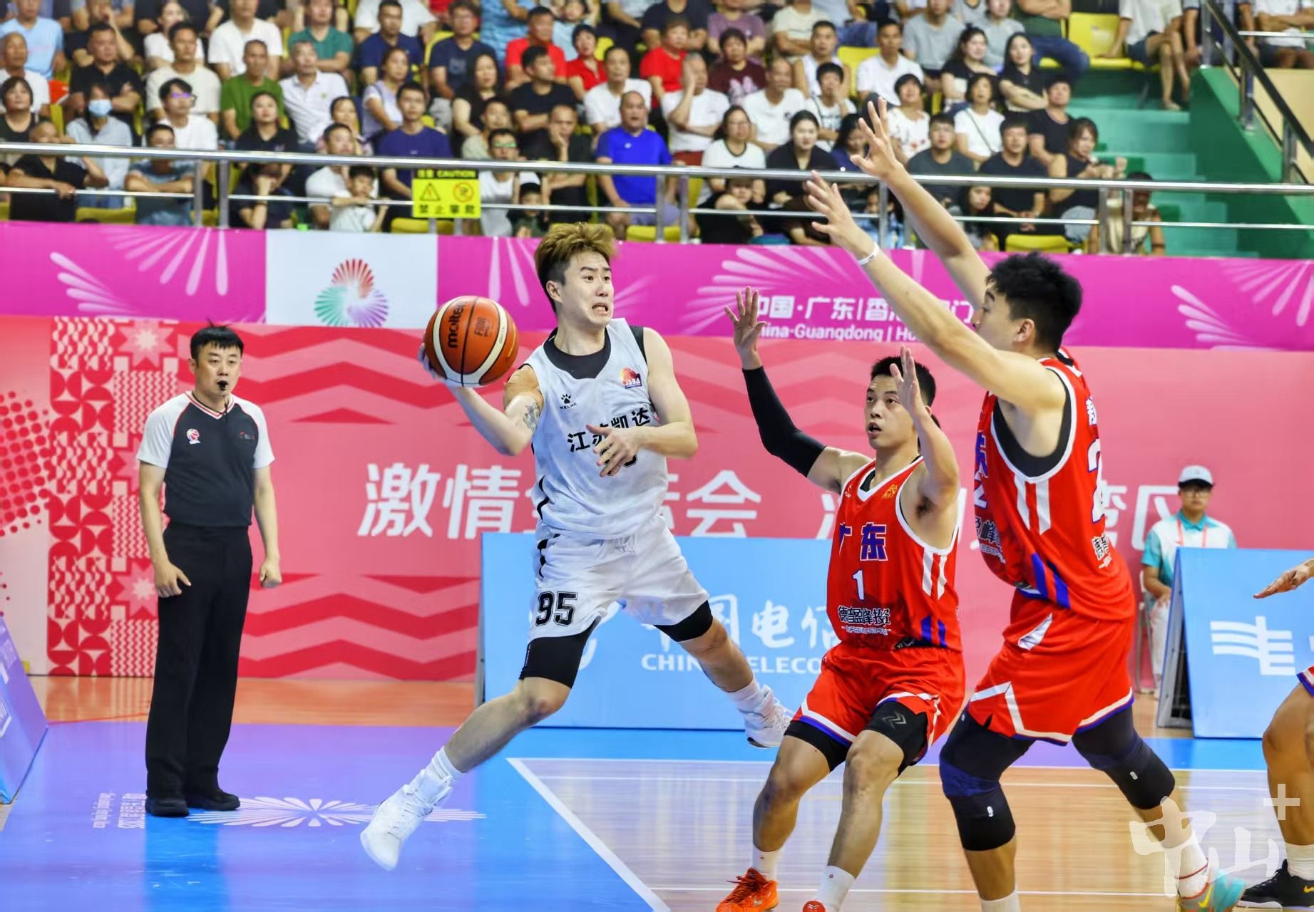 包含实时报道：最热门篮球对决即将上演的词条