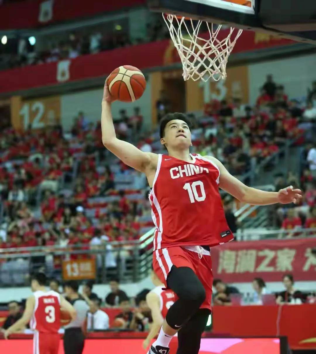 参赛选手们在场上展现无限活力