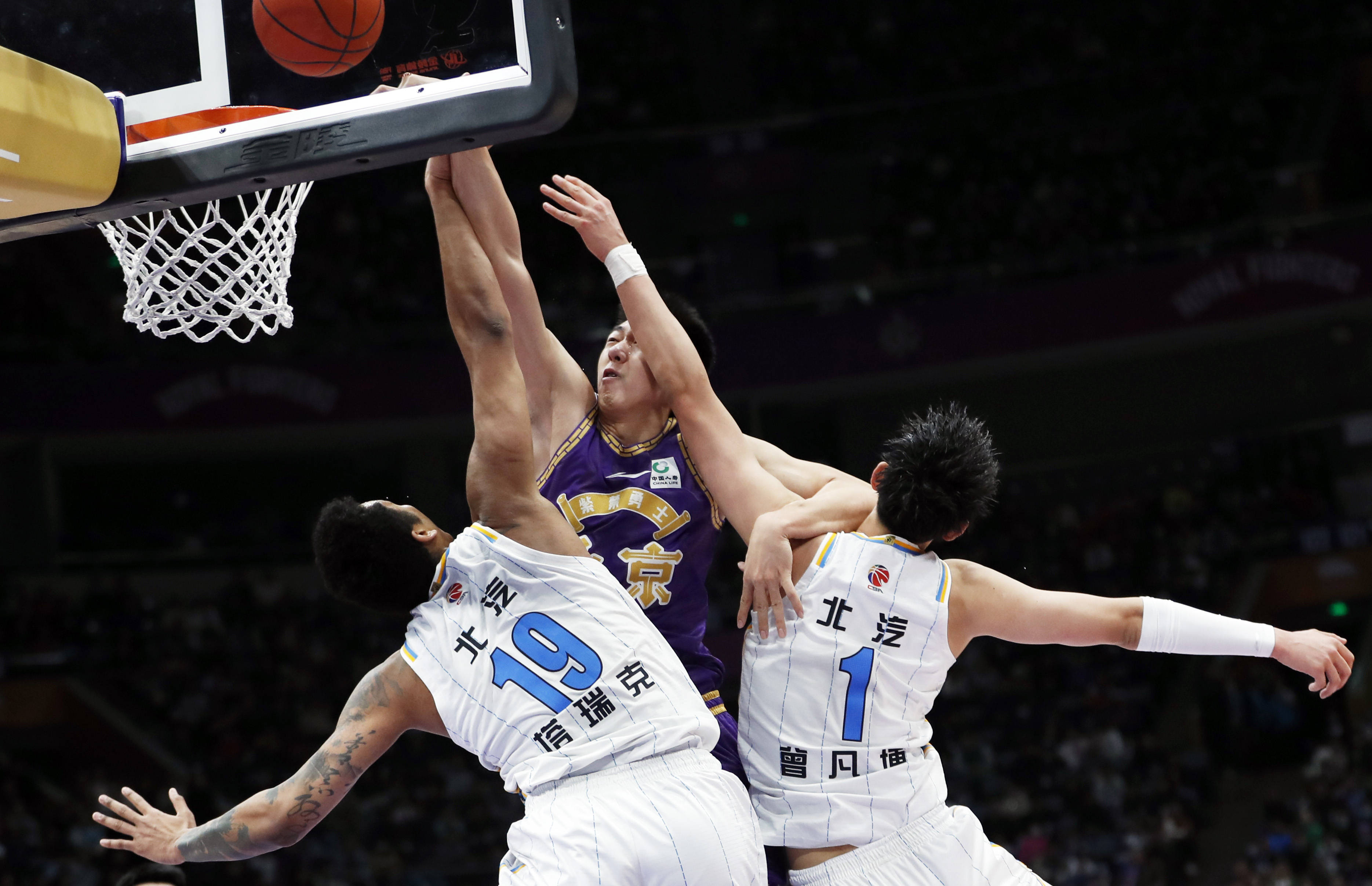 上海久事主场迎战广东队，壮志凌云击败对手