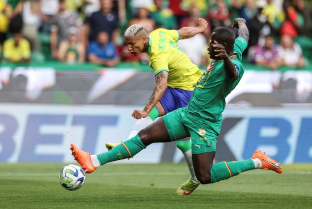 马德里双雄争霸，马内进球帮助皇家马德里取胜