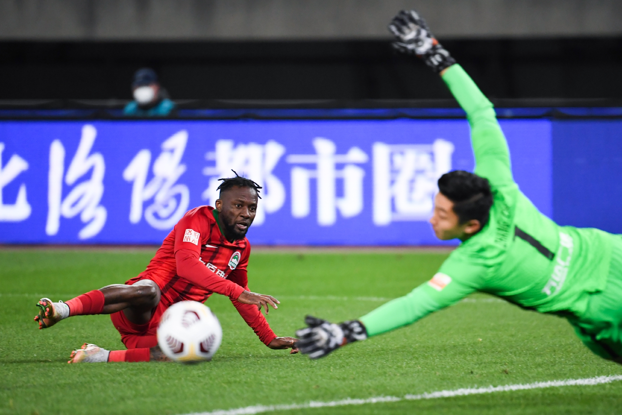 河南建业足球俱乐部在对战大连人队中取得胜利的简单介绍