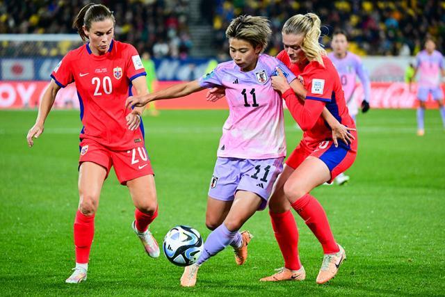 关于国际女足比赛中，各国队员展现出色技术和团队合作的信息